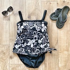 NWT Azul Black & White floral bathing suit sz 10